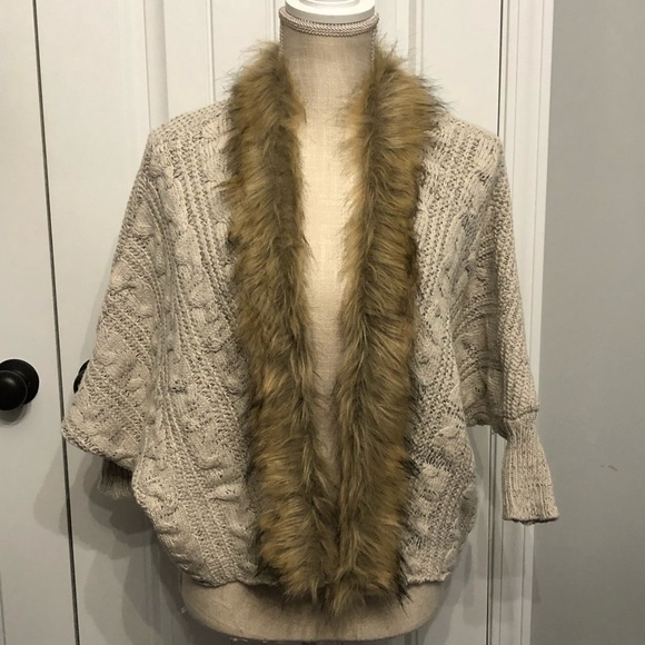 Cream colored knitted open front cardigan with faux fur trim & lace up back; M - Picture 7 of 9